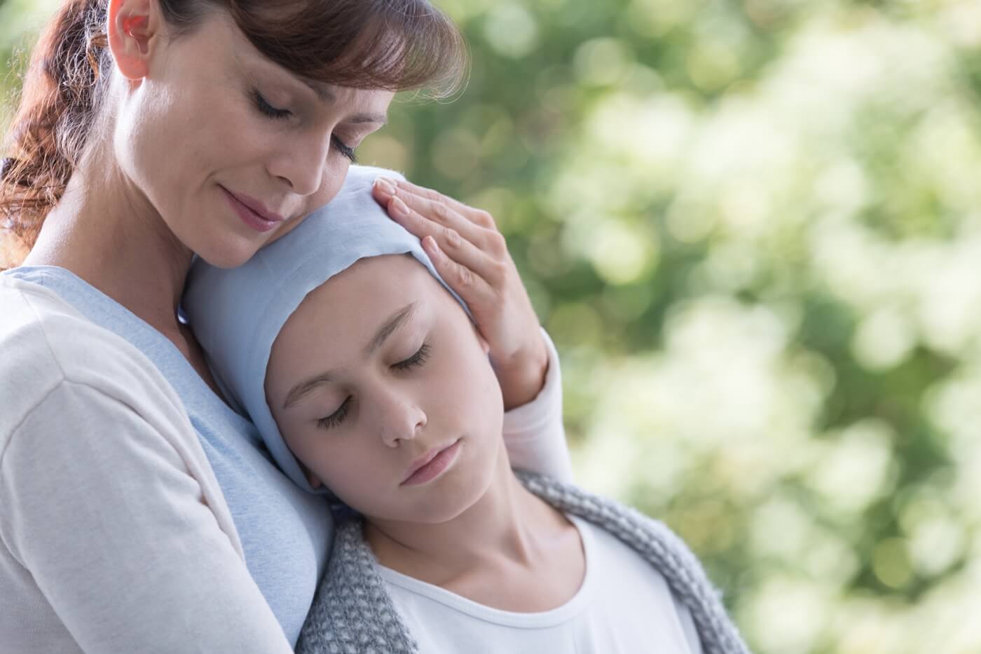 Aidante soignant et consolant un enfant malade avec le cancer pendant sa chimiothérapie