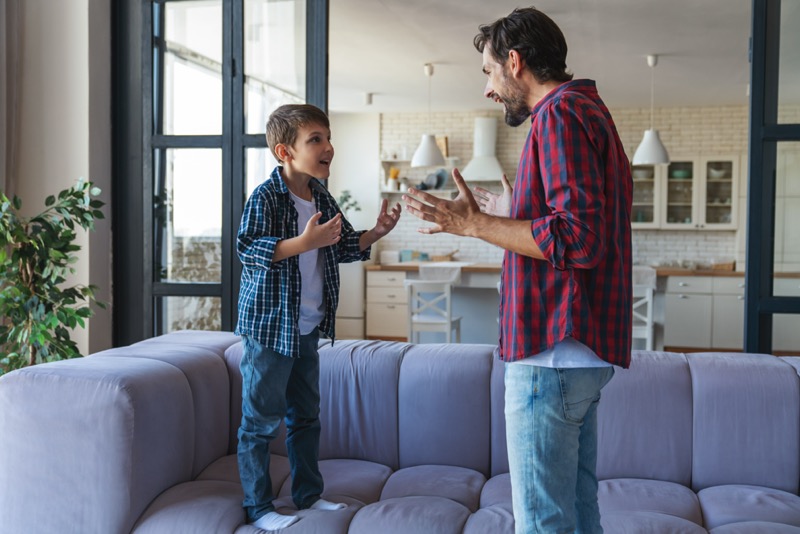 Père et fils se disputant