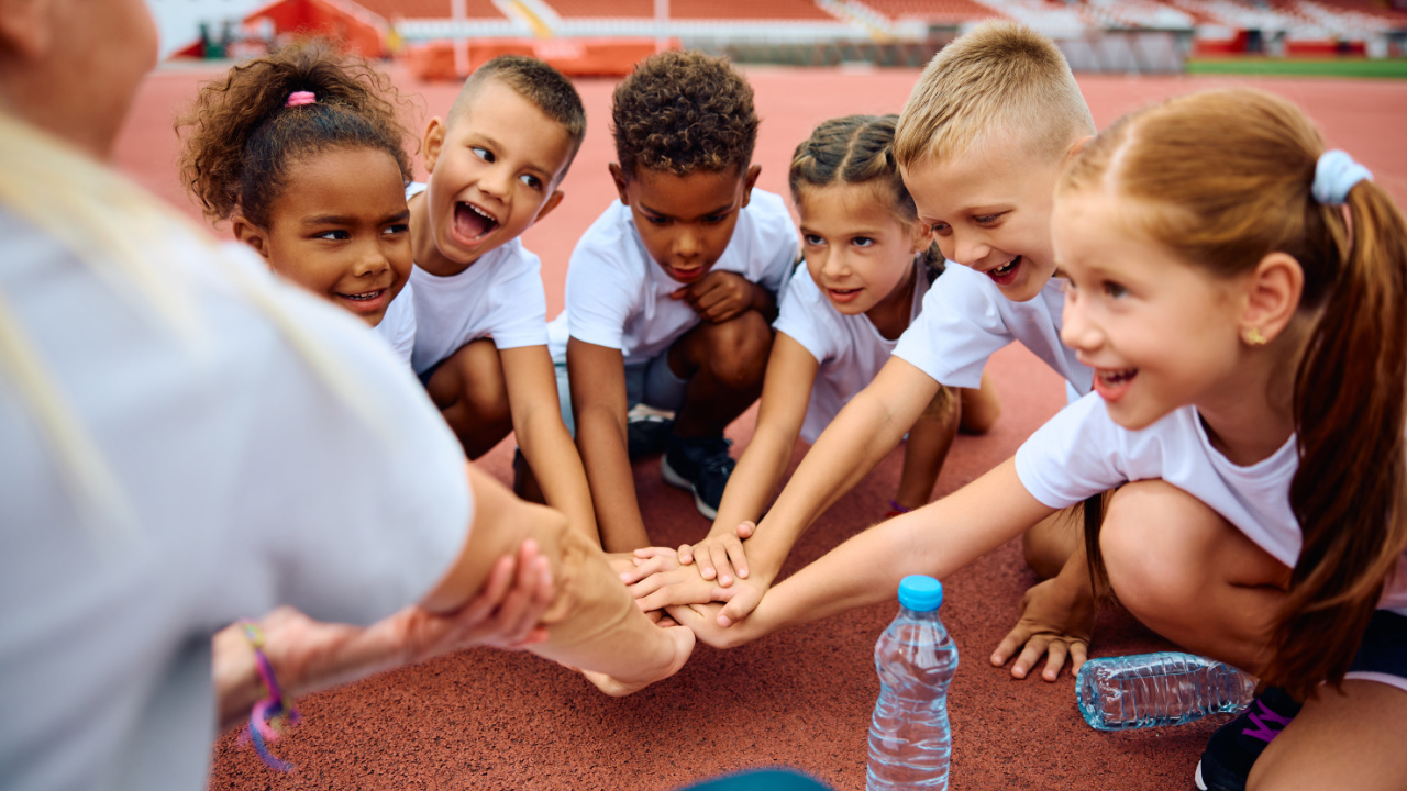 groupe d'enfants la main une par dessus l'autre
