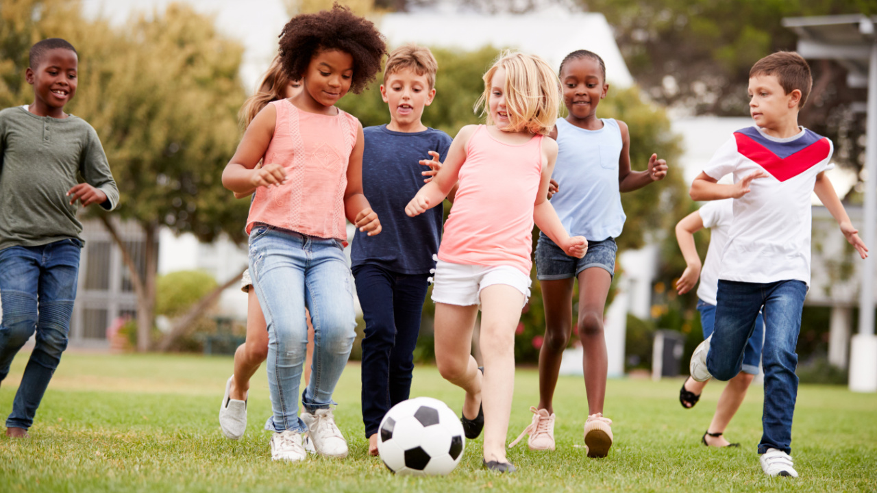 groupe d'enfants en train de jouer au soccer